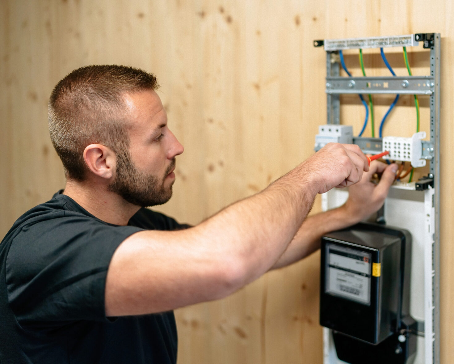 Technischer Mitarbeiter am Stromzähler