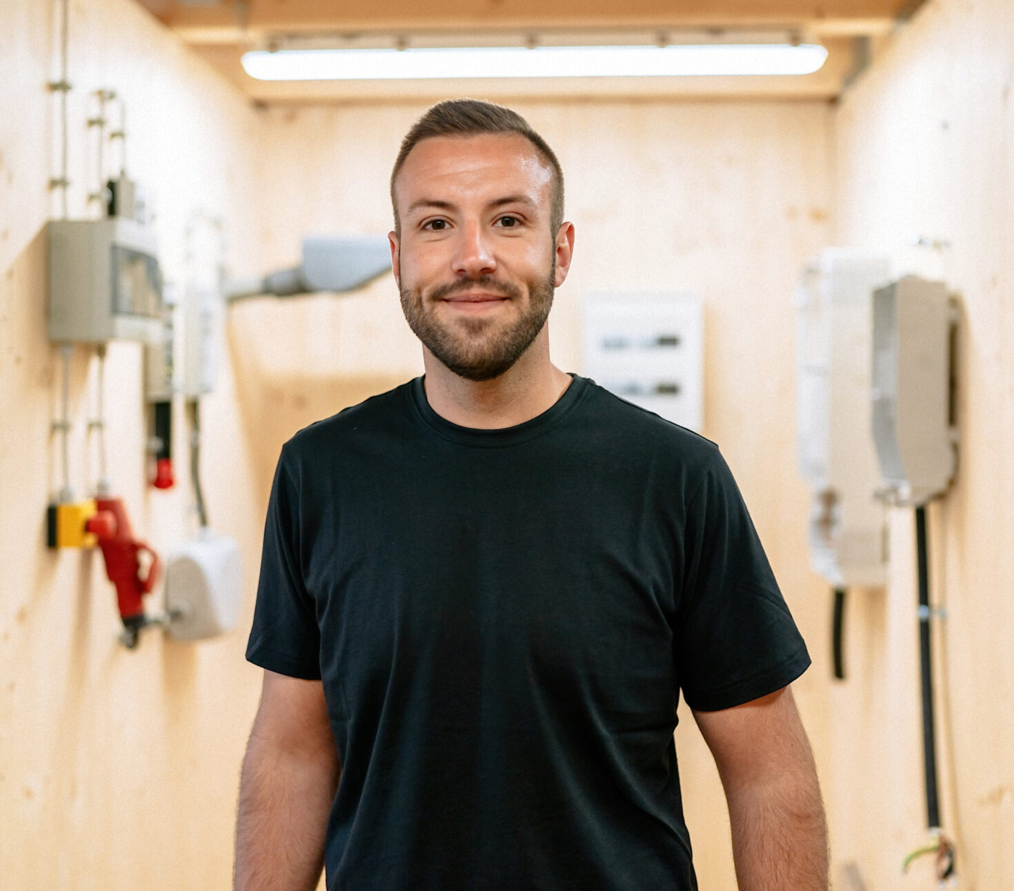 Technischer Mitarbeiter Strom