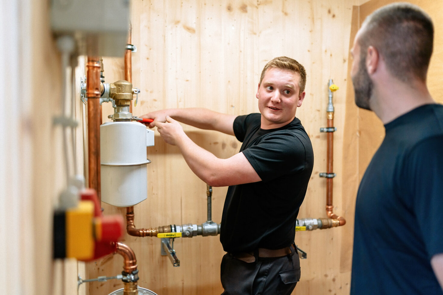 Mitarbeitende arbeiten an Gaszähler