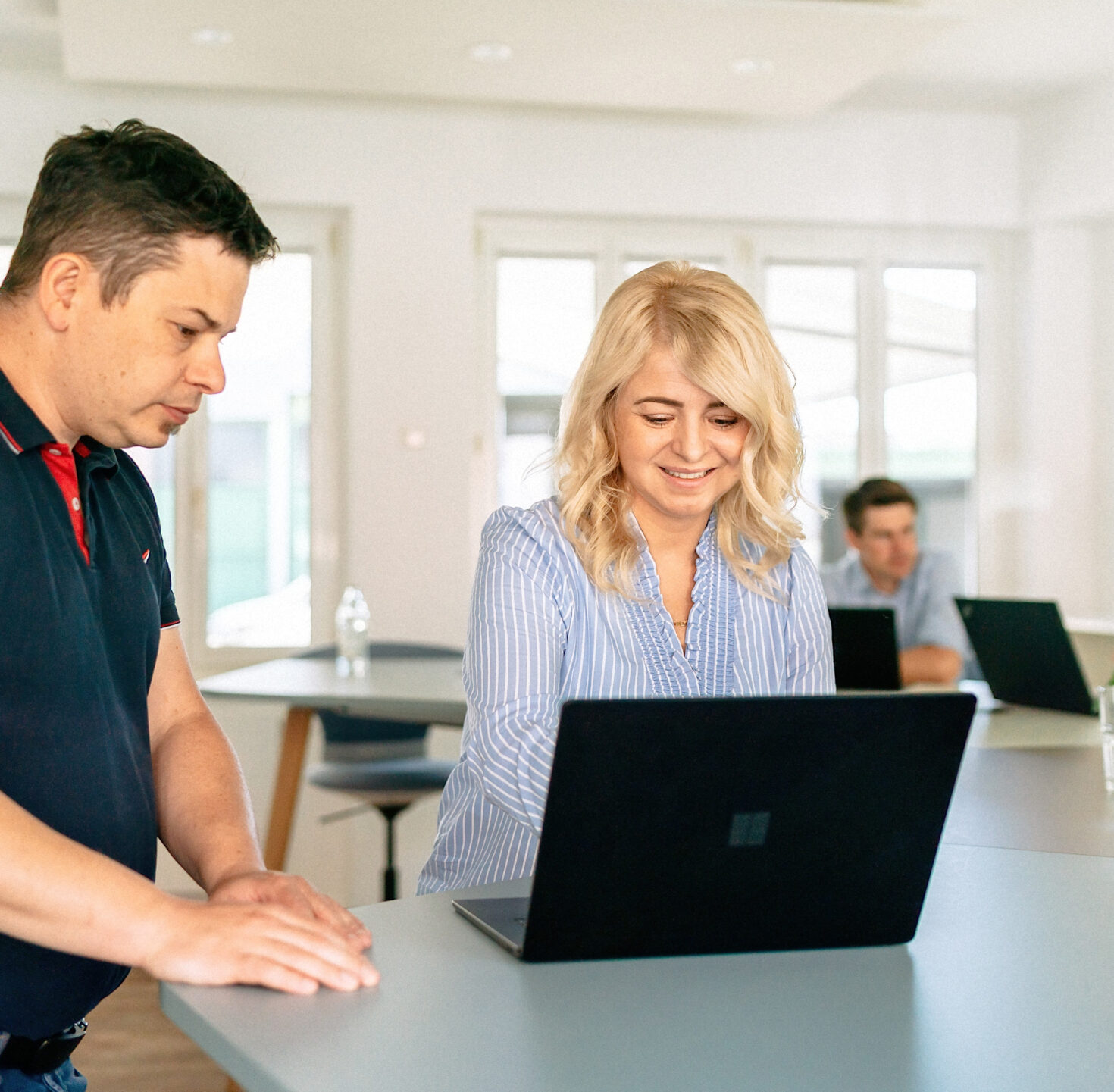 Besprechung zwei Mitarbeiter