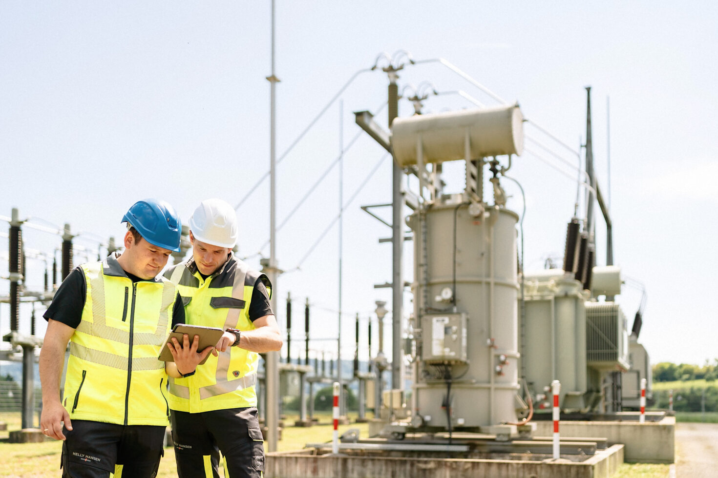 Zwei Mitarbeiter am Umspannwerk