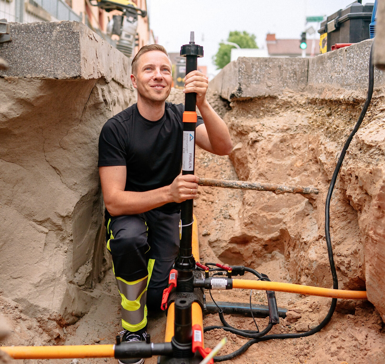 Mitarbeiter an Gasleitung im Rohrgraben