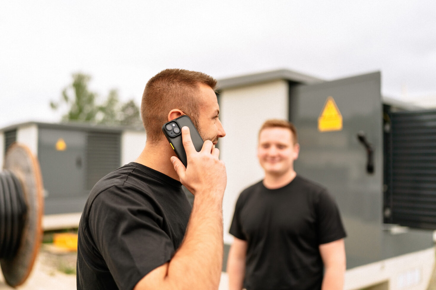 Technischer Mitarbeiter am Handy