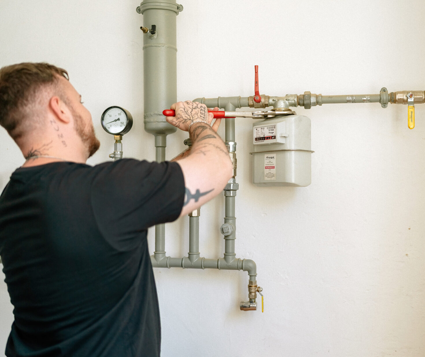 Technischer Mitarbeiter beim Zählerausbau