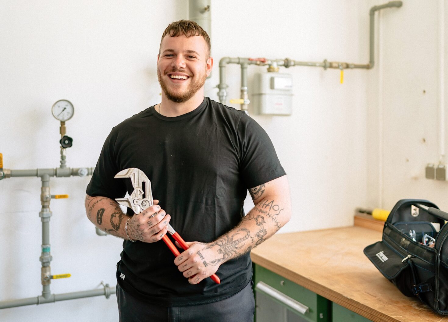 Mitarbeiter in Werkstatt mit Gaszähler